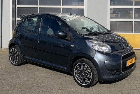 1 0-12V Ambiance voorzien nieuwe motor aantoonbaar 64000km airco licht