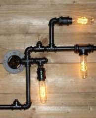 Industri&euml;le wandlamp van gas-fit pijpen en koppelingen