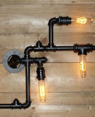 Industri&euml;le wandlamp van gas-fit pijpen en koppelingen