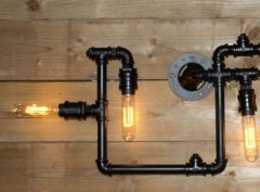 Industri&euml;le wandlamp van gas-fit pijpen en koppelingen