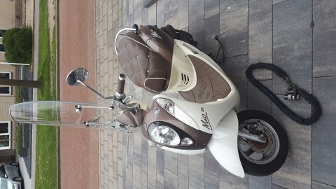 Mooie Sym mio 50 bromscooter  weinig kilometers