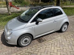 Fiat 500 1 2 uit 2010 met panoramadak en zomer winterbanden