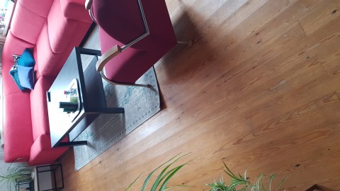 helpende hand gezocht bij het schuren en beitsen van onze kamervloer