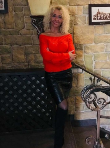 Vrolijke krullenbol zoekt dito man