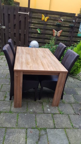 Eettafel en stoelen