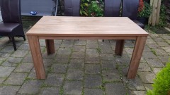 Eettafel en stoelen