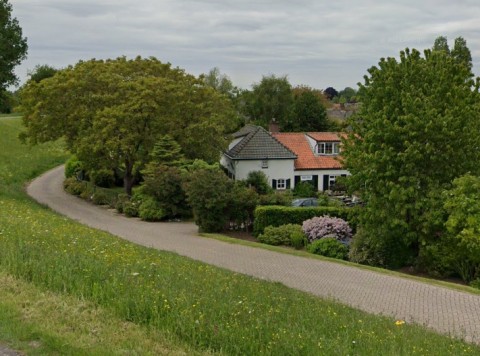 Te huur voor de snelle beslisser mooi vrij wonen aan de dijk