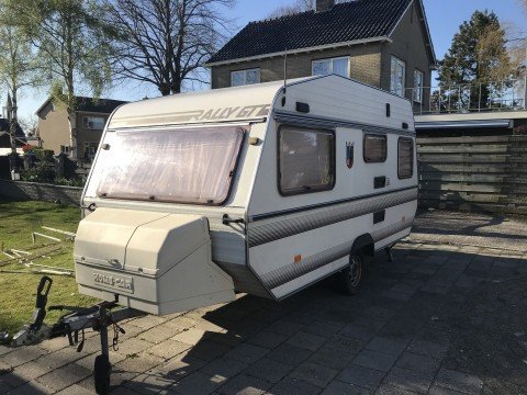 Oude maar zeer degelijke caravan met ten Cate voortent  vrijbuiter