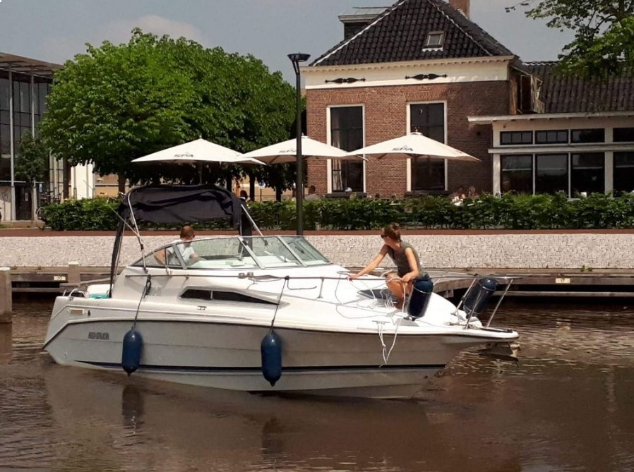 Rinker Fiesta Vee 260 mooie boot met alles er op en aan.