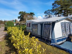 Caravan met voortent  luifel  slaapcabine en fietsendrager