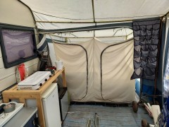 Caravan met voortent  luifel  slaapcabine en fietsendrager
