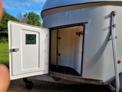 hele mooie volpolyester 2-paards trailer te koop