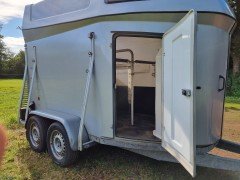 hele mooie volpolyester 2-paards trailer te koop
