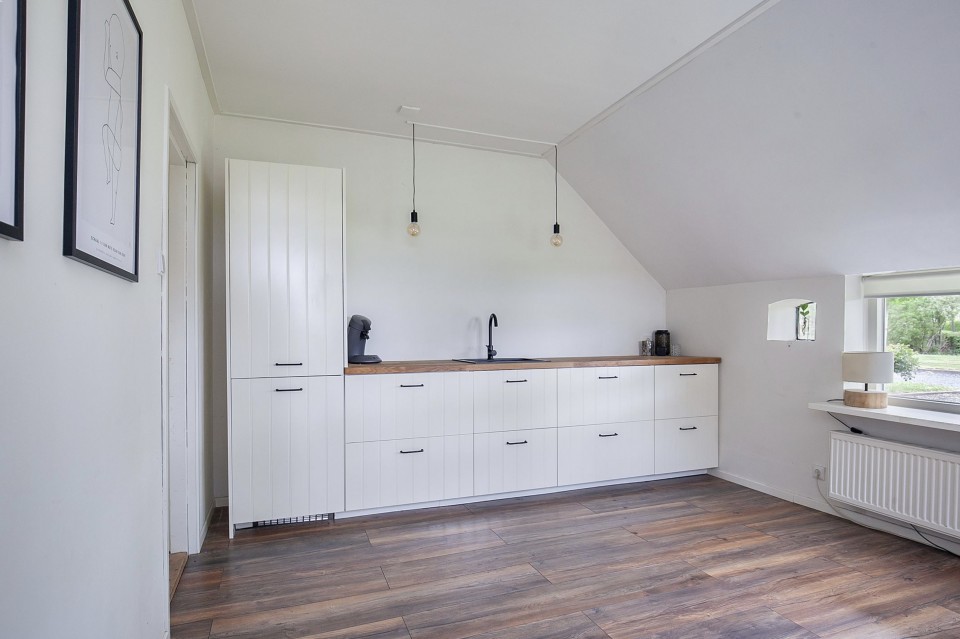 rietgedekte woonboerderij op ruim perceel van 5932 m2 eigen grond