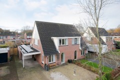 RIANT WONEN IN ENERGIEVRIENDELIJKE TWEE-ONDER-EEN-KAPWONING IN GIETERV