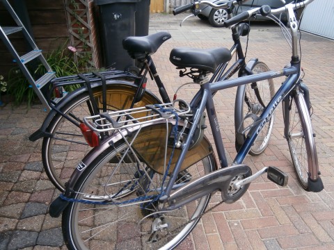 2 fietsen dames en heren zien er goed uit wij fietsen niet meer