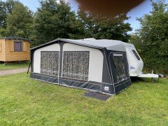 Hobby 460 ufe de luxe met voortent en externe luifel
