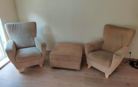 Twee mooie fauteuils en hocker