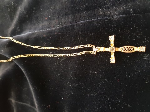 Gouden Crucifix aan gouden ketting