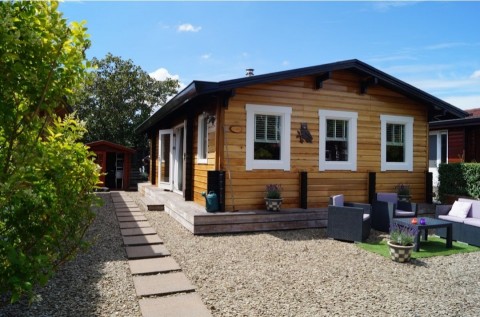 Houten chalet in Moordrecht te koop