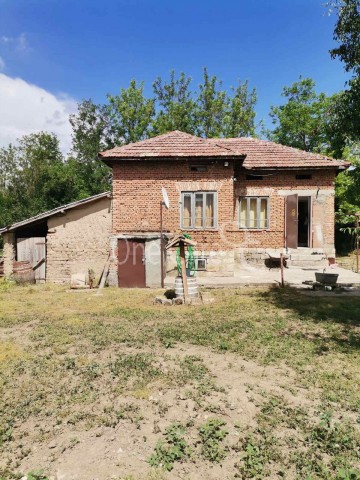 Bulgarije - Landelijk huis met groot perceel 70 km van Zwarte zee