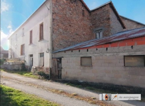 WONING GELEGEN IN EEN RUSTIG GEHUCHT IN DE CREUSE MET GROND EN GARAGE