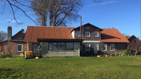 Woonboerderij voor maar 100 000 euro met berdrijfsgebouwen