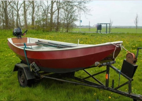 Stalen boot met motor