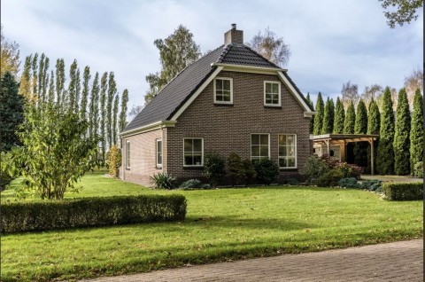 Vrijstaande woning met paardenstallen