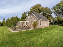 Vrijstaande woning met paardenstallen