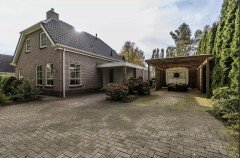 Vrijstaande woning met paardenstallen