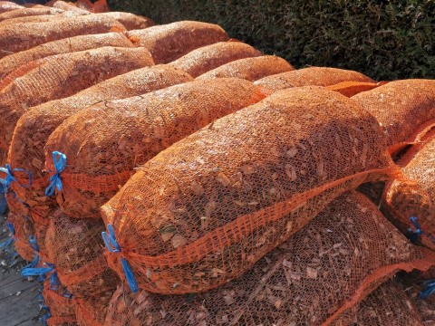Houtsnippers in netzakken te koop