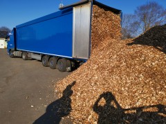 Houtsnippers in netzakken te koop