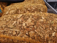 Houtsnippers in netzakken te koop