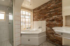 Woning met 1 8 ha eigen grond