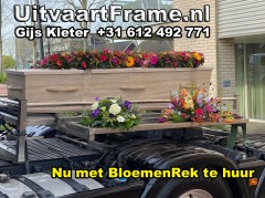 Uitvaart met een afzet containerwagen