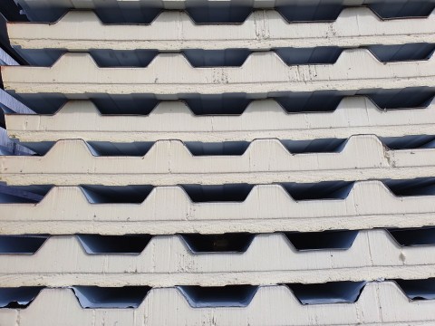 SANDWICHPANELEN VOOR DAK EN GEVEL PROFITEER VAN DE SCHERPE PRIJS
