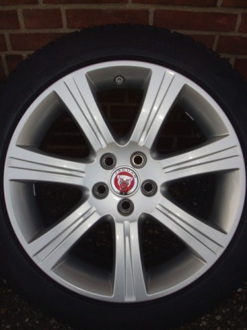 18 Originele Jaguar XF Comodora Edition Velgen en Banden Steek 5x108