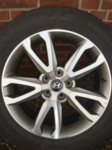 18 Originele Hyundai V-Spoke Velgen en Banden 5x114 3