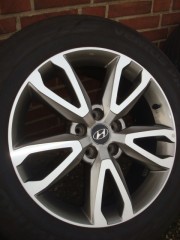18 Originele Hyundai V-Spoke Velgen en Banden 5x114 3