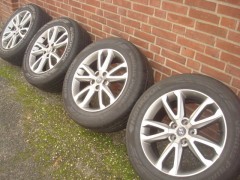 18 Originele Hyundai V-Spoke Velgen en Banden 5x114 3