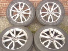 18 Originele Hyundai V-Spoke Velgen en Banden 5x114 3