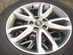 18 Originele Hyundai V-Spoke Velgen en Banden 5x114 3