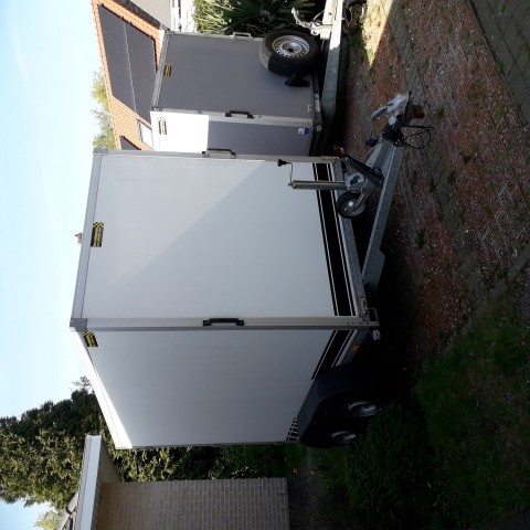 gesloten aanhangwagen geremd 2700 kg