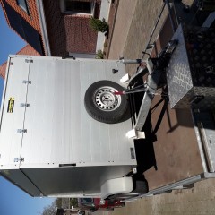 gesloten aanhangwagen geremd