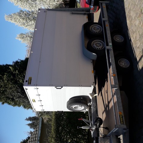 gesloten aanhangwagen geremd