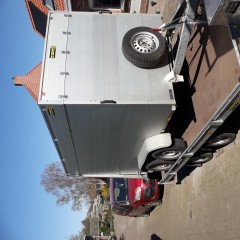 gesloten aanhangwagen geremd