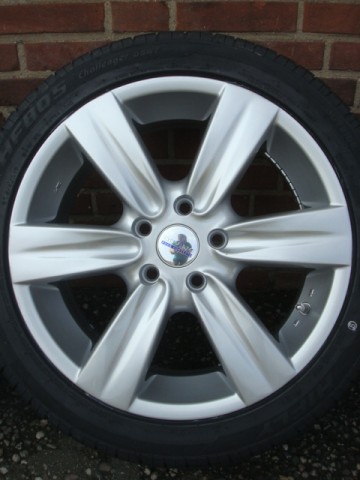 17 Inch Devino Velgen en Banden Steek 5x112