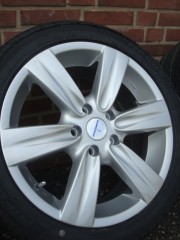 17 Inch Devino Velgen en Banden Steek 5x112