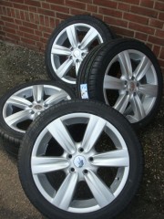 17 Inch Devino Velgen en Banden Steek 5x112